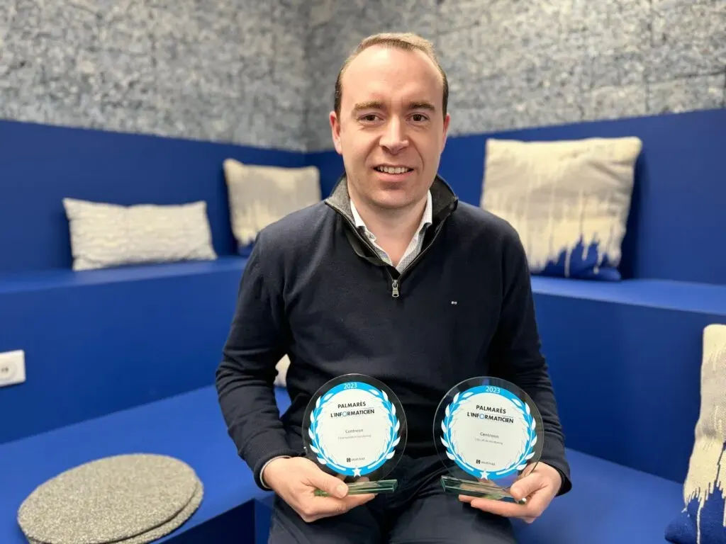 Julien Mathis, CEO de Centreon, tenant les deux trophées remportés au Palmarès de l'informaticien 2023